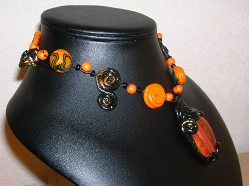 collier_fimo_orange_or_noir