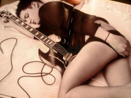 Brian_Molko_in_Guitar_Eros