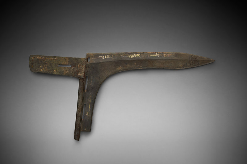 2023_NYR_20461_0803_000(a_very_rare_gold-inlaid_archaic_bronze_dagger-axe_ji_eastern_zhou_dyna051855)