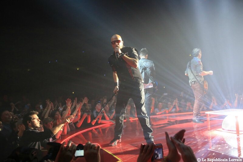 pascal-obispo-a-enflamme-le-galaxie-d-amneville-hier-soir-pour-le-plus-grand-plaisir-de-ses-fans-venus-en-nombre-photo-gilles-wirtz (14)