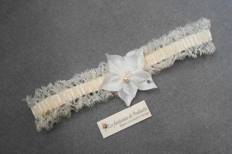 bijoux-mariage-jarretiere-mariee-dentelle-et-fleurs-en-soie