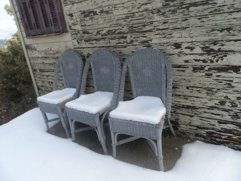 trois-chaises-1024x768