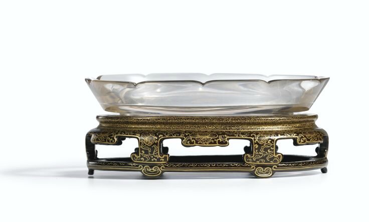 A superb crystal brushwasher and its original maki-e carved lacquer stand, Qing dynasty, Yongzheng period (profil)