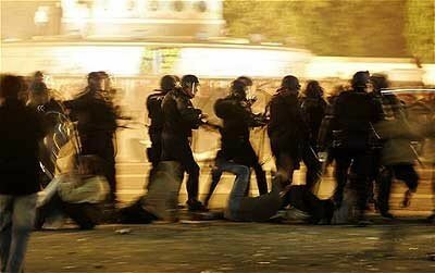 Pol_cia_confronta_manifestantes_que_comemoram_vit_ria_de_Sarkozy_em_Paris