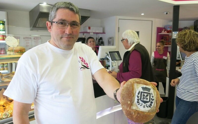  Chelles, ce lundi. Antonio Dias, propriétaire de la boulangerie « l’Epi d’or », a eu l’idée de créer un pain spécial à l’occasion de la fête du pain en mai dernier. (LP/A.A.)