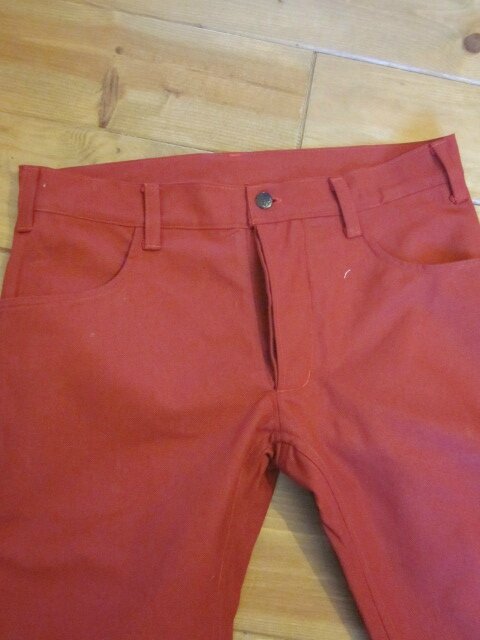 Jeans Slim pour HOMME en toile de coton rouge hermès, 4 poches, braguette à boutons (3)