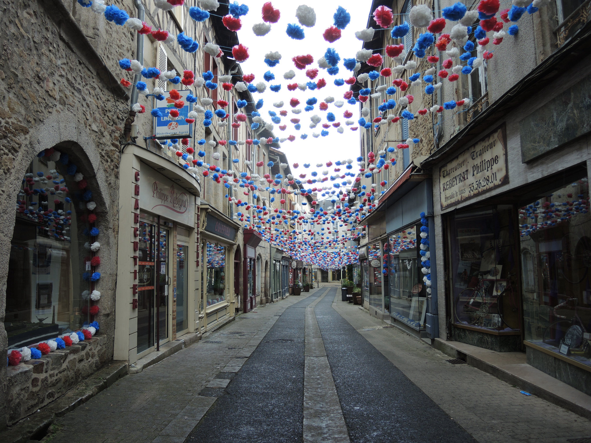 Saint-Léonard-de-Noblat, une rue, après ostensions (87)