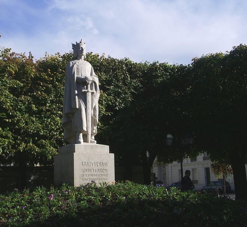 POISSY  st louis statue