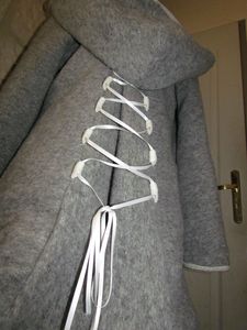 manteau de portage elfique laine grise doublure polaire crème laçages (9)
