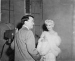 1958_Marilyn_white_fur_studio_set_010_020