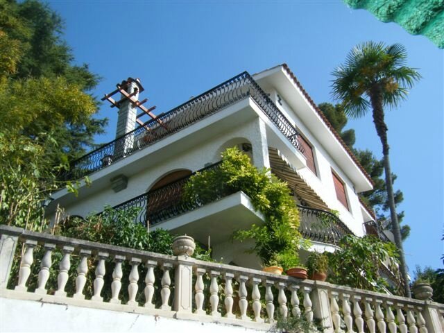 Villa  vista dalla strada privata