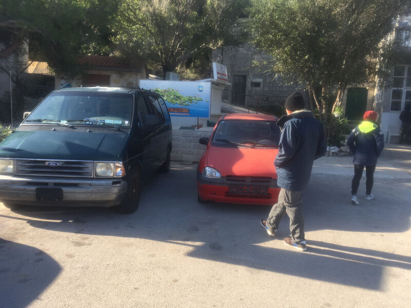 Muna, les voitures perdent leur plaque d'immatriculation, 1er novembre 2019