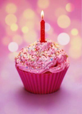 7977550-cupcake-rose-anniversaire-avec-une-bougie