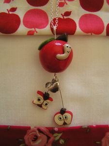 collier pomme et ver