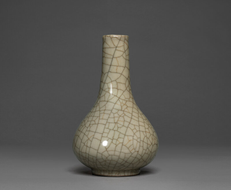 A fine and rare small ge bottle vase, Ming dynasty (1368-1644) 