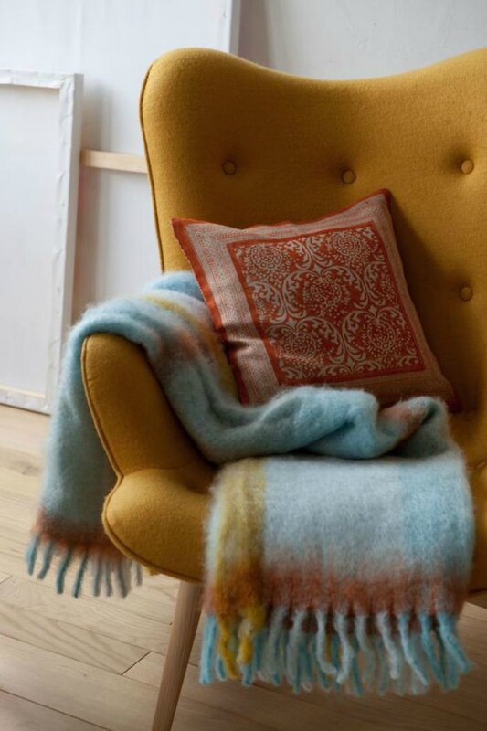 couleur-ocre-de-fauteuil-et-plaid-super-moelleux