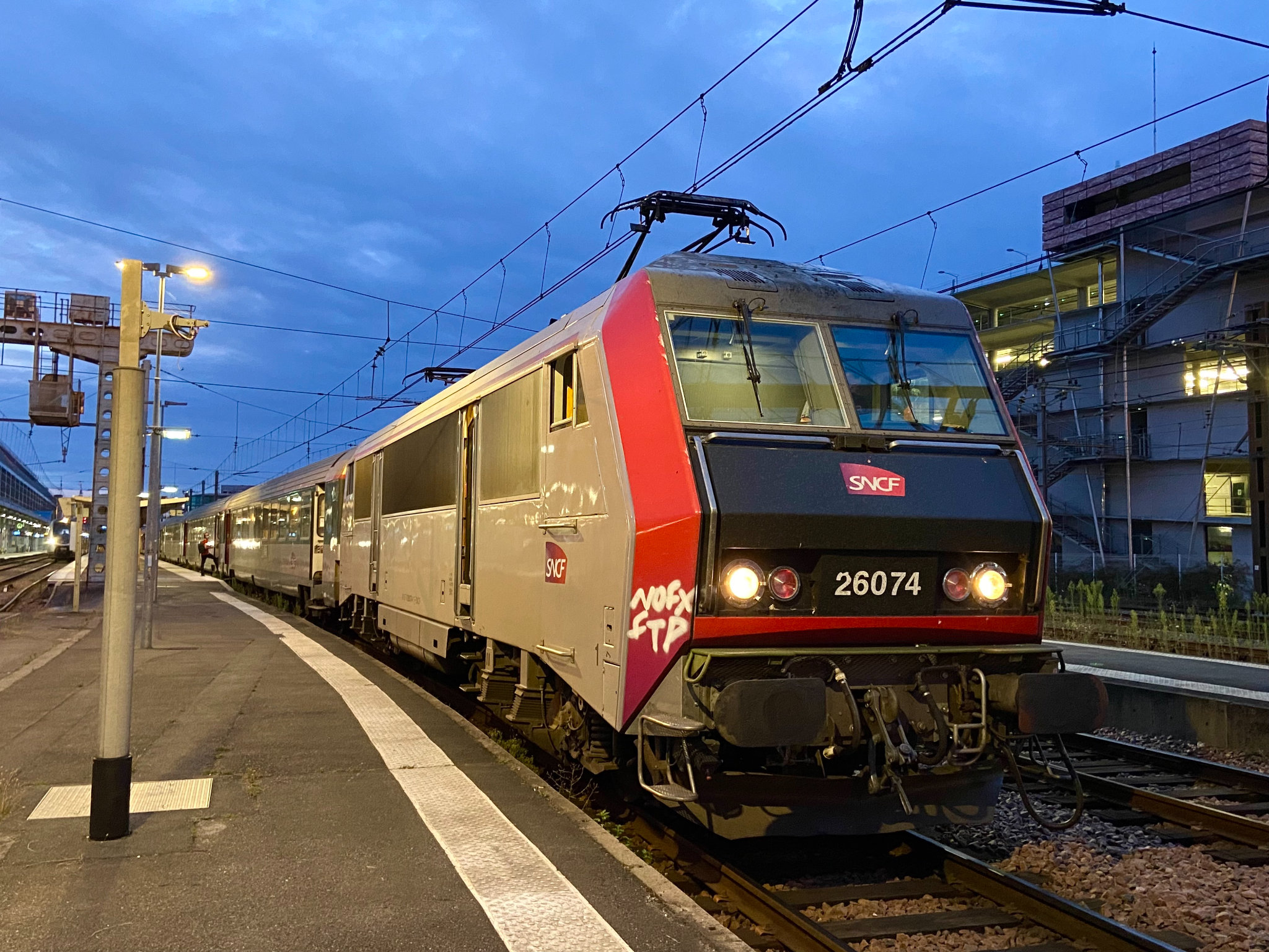 BB 26074 carmillon au départ de l'Intercités pour Marseille, Bordeaux