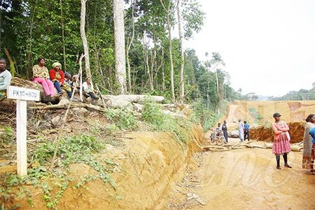riverains-bloquent-autoroute-yaounde-douala