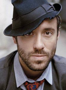 charlie-winston-portrait-serre-2couleur-credit-mathieu-zazzo-667425_H175120_L