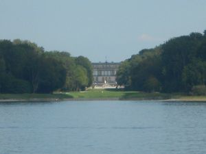 vue de la façade du chateau de Herrenchiemsee sur l'ille au retour en bateau2