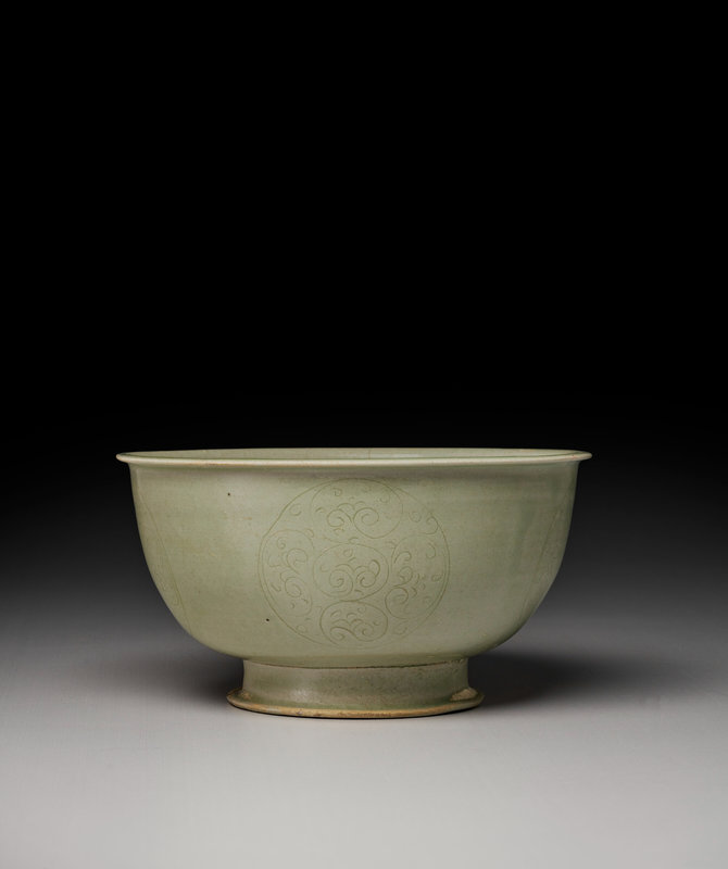 2023_NYR_20461_0830_005(an_extremely_rare_yue_celadon_ewer_cover_and_warming_basin_five_dynast103116)