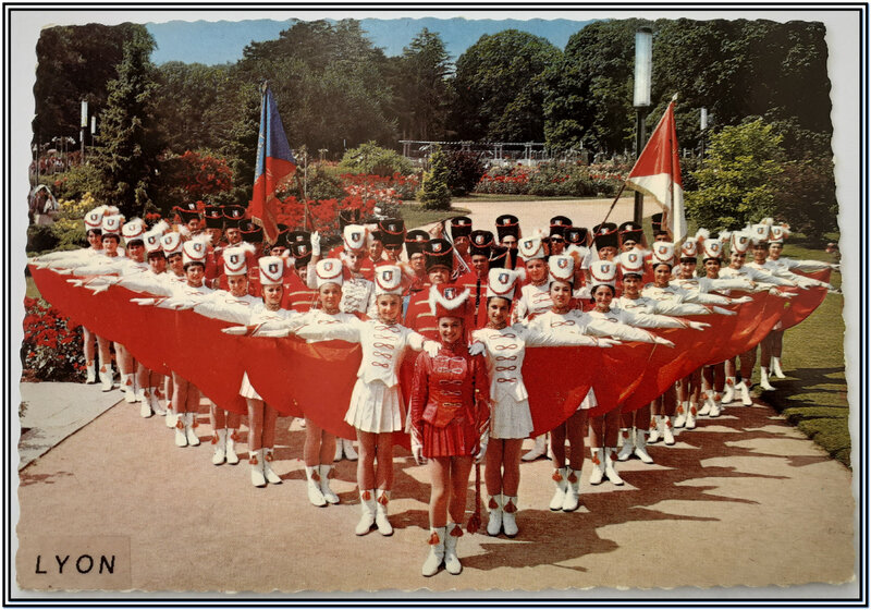 Lyon - les majorettes - datée 1968