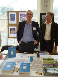 Livre sur la Place avec l'éditeur Gérard Louis PhotoJT