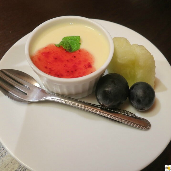 Pudding au lait de soja, fruits frais