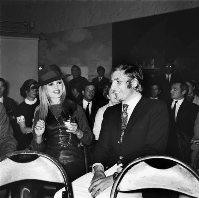 1968-04-saint_tropez-defile_mode-avec_gunther-1-2