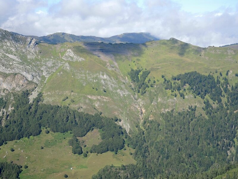 Lac d'Isabe, vue sur la cabane de Cujalate et troupeau (64)