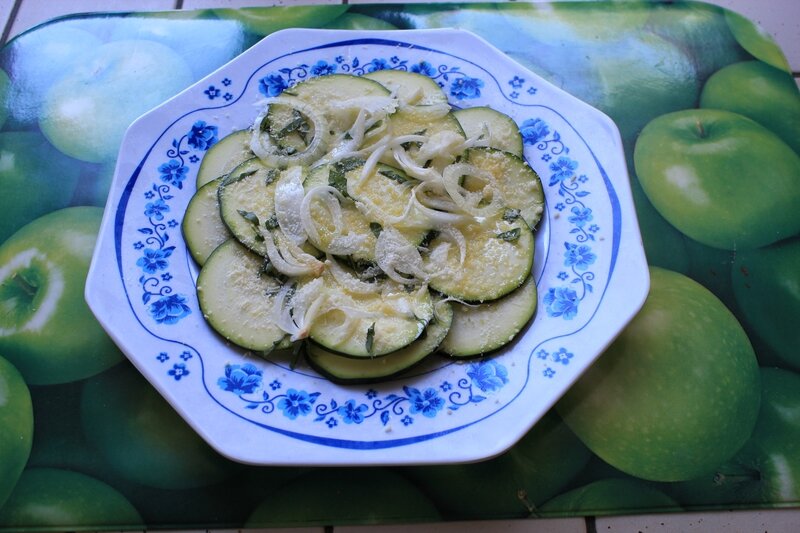Carpaccio de courgettes au basilic