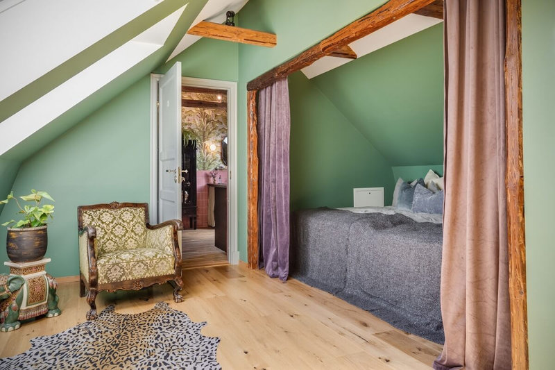 attic-bedroom-green-walls-exposed-beams-bed-nook-nordroom