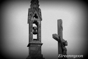 Croix et chapelle