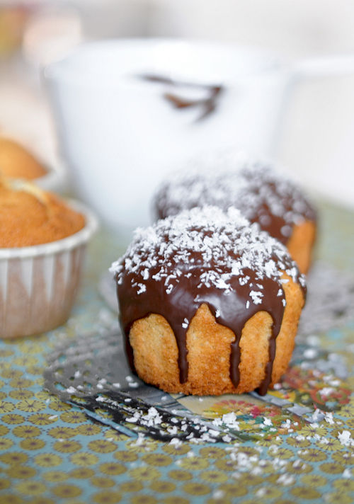 Petits cakes coco-choco… un air de vacances… recettes Minis Cakes coco pépites de Sophie Dudemaine