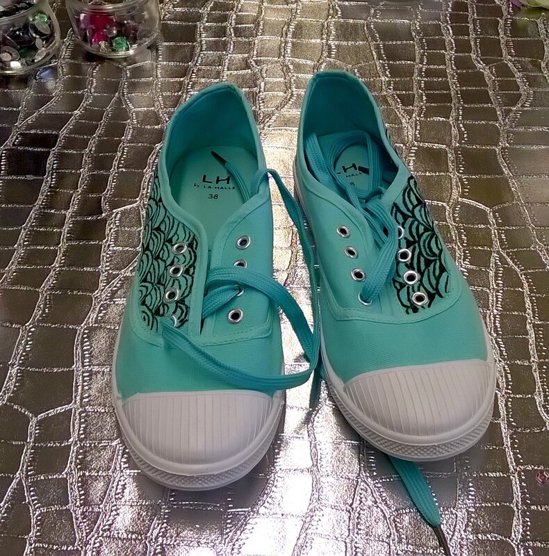 Baskets-customisées-avec-du-posca-et-peinture-pailletée