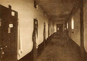 petite-roquette-1929-couloir