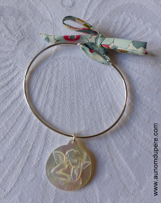 Bracelet demi-jonc avec médaille d'ange en nacre (noeud cordon Betsy porcelaine) - 42 €