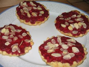 Tartelettes_aux_fraises_du_jardin__framboises_sur_nid_d_amandes_037