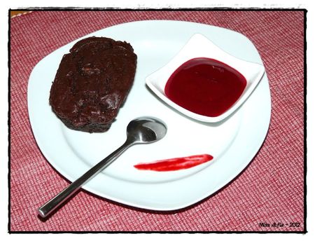 Cake fondant au chocolat et coulis de framboise