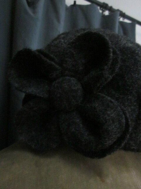 Chapeau AGATHE en laine bouillie gris anthracite et sa fleur assortie (1)