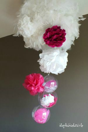 JUIN - FAIRE UNE SUSPENSION PLUMES ET FLEURS EN CREPON