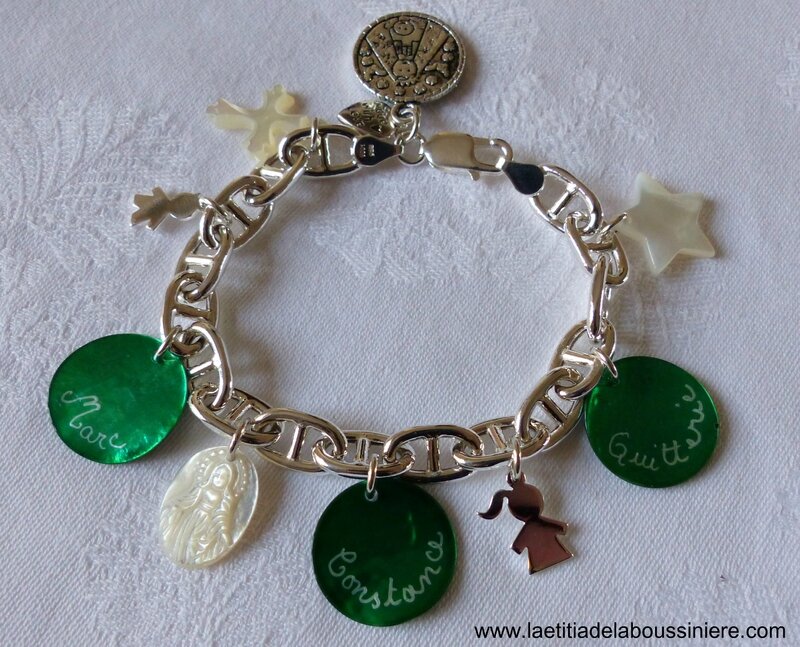 Bracelet chaîne argent massif maille marine, médailles en nacre gravées, breloques en argent massif et en nacre