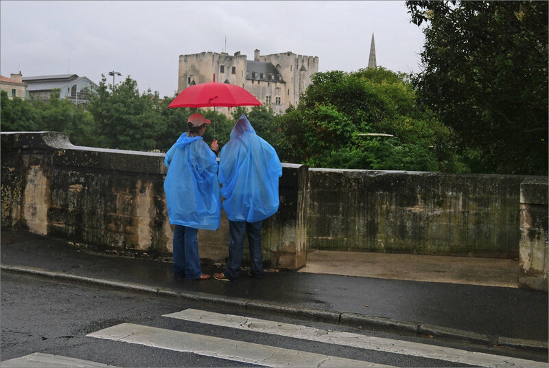 Niort pluie matin 110819 ym 50 touristes parapluie rouge coupe vent bleu