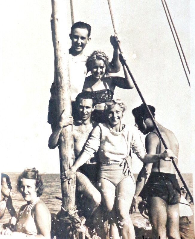 Sur un bateau près de Royan Jean est au milieu de la photo, enserrant une joile blonde