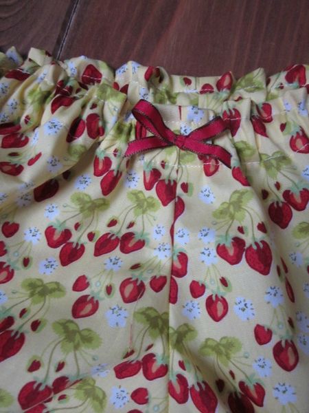 Culotte en coton jaune imprimé fraises et noeud assorti (3)