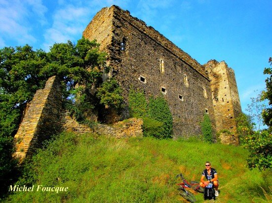 200) le vieux château à Seyssuel