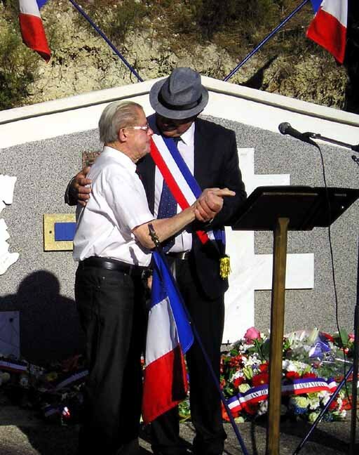 Remise du diplôme de la ville à Mr Maurice Barre par Mr le Maire