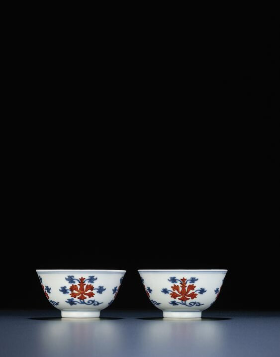 A fine pair of iron-red and underglaze-blue bowls, Qianlong six-character sealmarks and of the period (1736-1795)