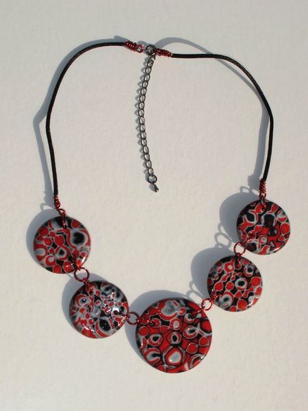 collier rond fimo rouge noir gris1