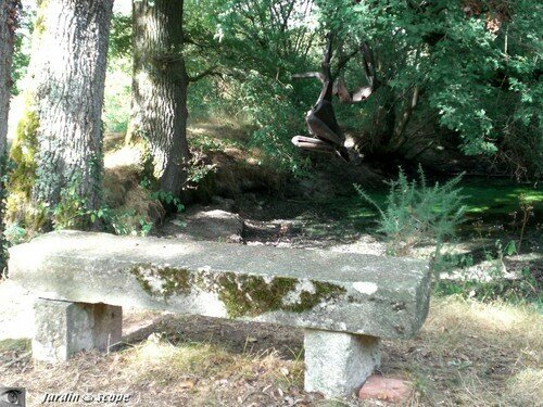 Banc en pierre au Jardin sauvage de Drulon (18)